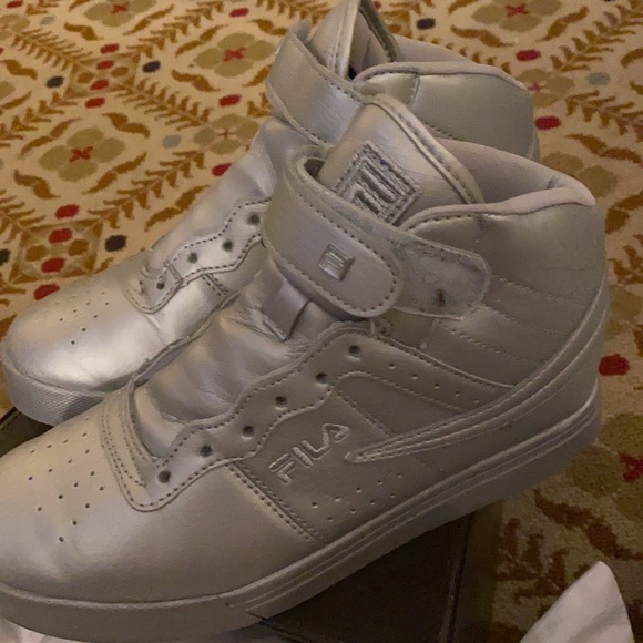 Fila size 6.5 astronaut high tops in silver - Picture 3 of 3